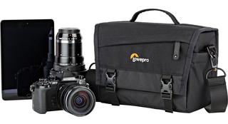 Сумка для фотоаппарата Lowepro m-Trekker SH 150 плечевая черный